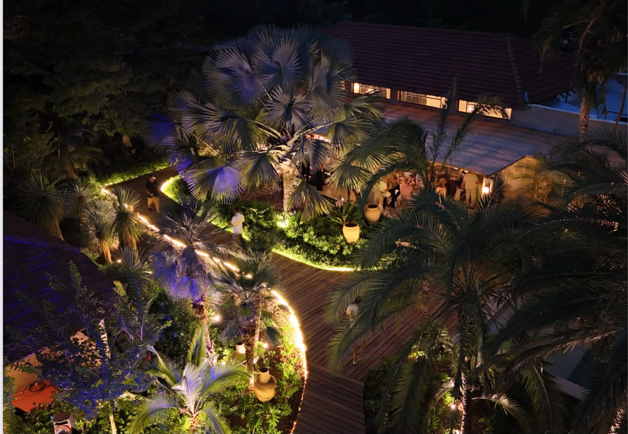 Espaço Vila La Selva iluminado à noite